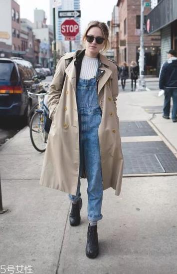 灯芯绒背带裤如何搭配 灯芯绒背带裤搭配图片 灯芯绒背带裤如何搭配 灯芯绒背带裤搭配图片