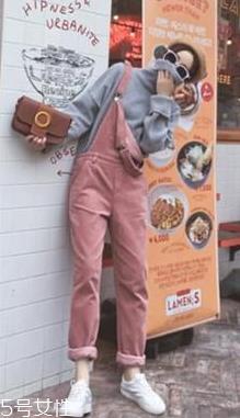 灯芯绒背带裤如何搭配 灯芯绒背带裤搭配图片 灯芯绒背带裤如何搭配 灯芯绒背带裤搭配图片