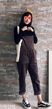 灯芯绒背带裤如何搭配 灯芯绒背带裤搭配图片 灯芯绒背带裤如何搭配 灯芯绒背带裤搭配图片