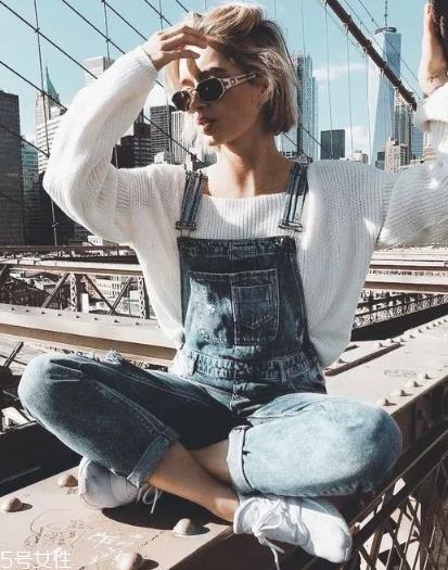 灯芯绒背带裤如何搭配 灯芯绒背带裤搭配图片 灯芯绒背带裤如何搭配 灯芯绒背带裤搭配图片