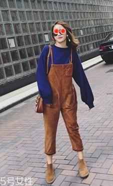 灯芯绒背带裤如何搭配 灯芯绒背带裤搭配图片 灯芯绒背带裤如何搭配 灯芯绒背带裤搭配图片