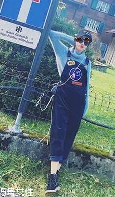 灯芯绒背带裤如何搭配 灯芯绒背带裤搭配图片 灯芯绒背带裤如何搭配 灯芯绒背带裤搭配图片