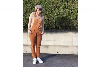 ​灯芯绒背带裤如何搭配 灯芯绒背带裤搭配图片