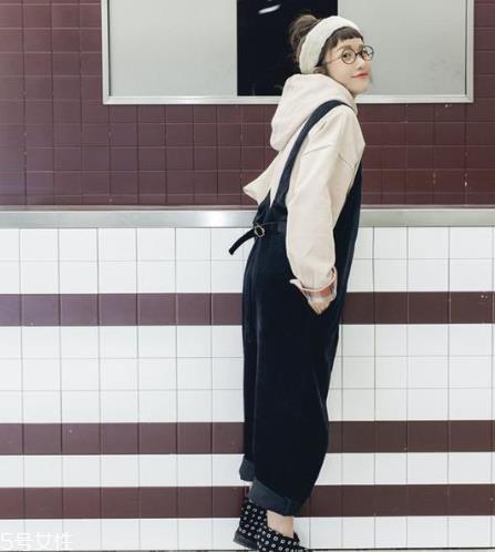 灯芯绒背带裤如何搭配 灯芯绒背带裤搭配图片 灯芯绒背带裤如何搭配 灯芯绒背带裤搭配图片