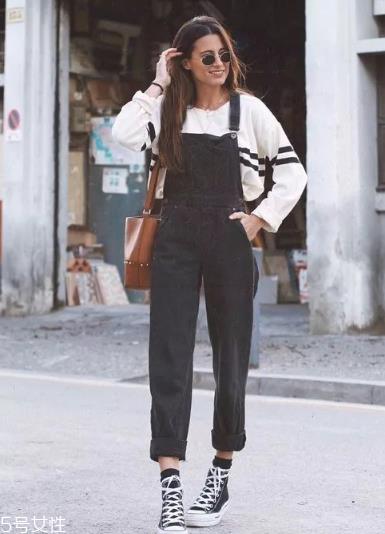 灯芯绒背带裤如何搭配 灯芯绒背带裤搭配图片 灯芯绒背带裤如何搭配 灯芯绒背带裤搭配图片