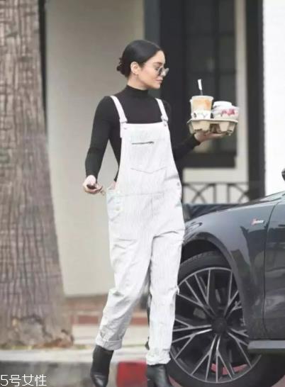 灯芯绒背带裤如何搭配 灯芯绒背带裤搭配图片 灯芯绒背带裤如何搭配 灯芯绒背带裤搭配图片