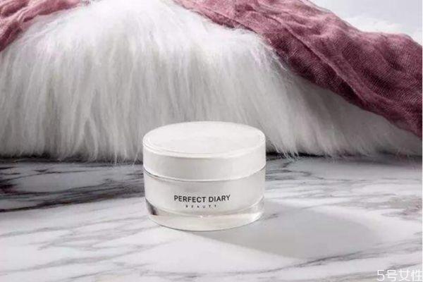 素颜霜和粉底哪个伤皮肤 素颜霜和粉底的区别 素颜霜和粉底哪个伤皮肤 素颜霜和粉底的区别