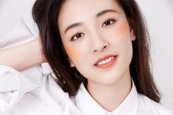 怎么避免腮红打多 腮红打多了怎样补救 怎么避免腮红打多 腮红打多了怎样补救