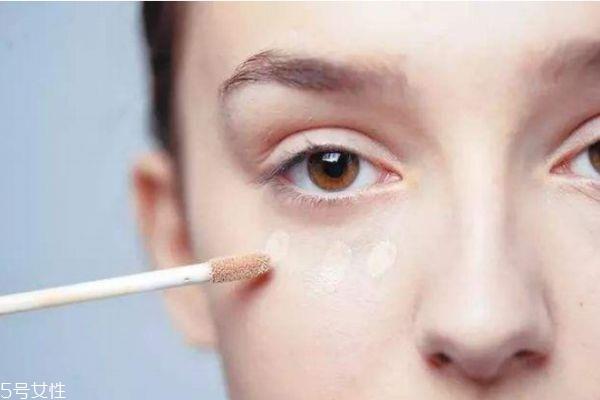 粉底液用手涂好还是刷子好 各有各的优缺点 粉底液用手涂好还是刷子好 各有各的优缺点