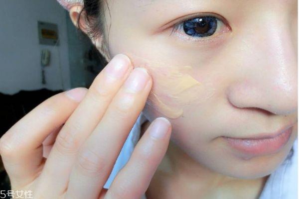 粉底液用手涂好还是刷子好 各有各的优缺点 粉底液用手涂好还是刷子好 各有各的优缺点