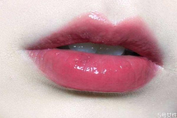 唇纹太多怎么涂口红 涂口红会卡唇纹怎么办 唇纹太多怎么涂口红 涂口红会卡唇纹怎么办