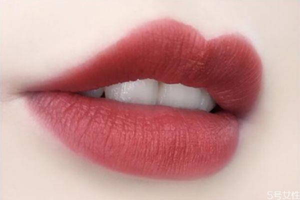 唇纹太多怎么涂口红 涂口红会卡唇纹怎么办 唇纹太多怎么涂口红 涂口红会卡唇纹怎么办
