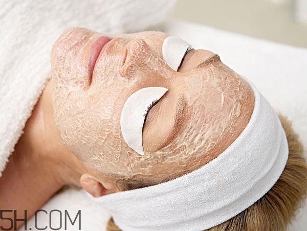 敷眼膜前要用爽肤水吗 敷眼膜前用爽肤水的好处 敷眼膜前要用爽肤水吗 敷眼膜前用爽肤水的好处