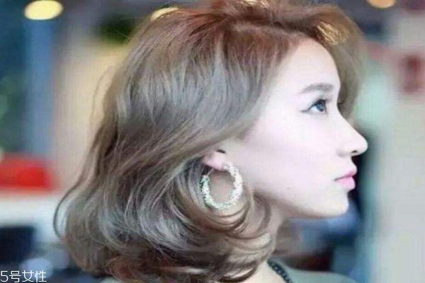 夏天怎么保养头发 夏季晒太阳对于头发有危害吗 夏天怎么保养头发 夏季晒太阳对于头发有危害吗