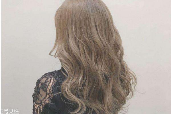 夏天怎么保养头发 夏季晒太阳对于头发有危害吗 夏天怎么保养头发 夏季晒太阳对于头发有危害吗