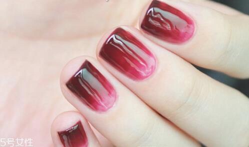 美甲渐变色的做法图解 渐变美甲怎么做教程图片 美甲渐变色的做法图解 渐变美甲怎么做教程图片