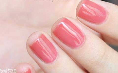美甲渐变色的做法图解 渐变美甲怎么做教程图片 美甲渐变色的做法图解 渐变美甲怎么做教程图片