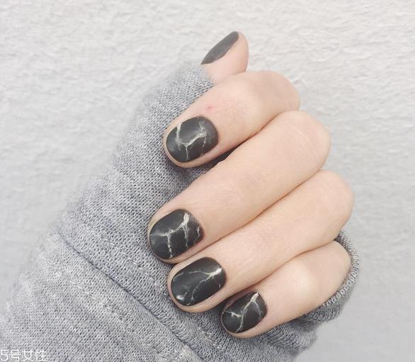 美甲渐变色的做法图解 渐变美甲怎么做教程图片 美甲渐变色的做法图解 渐变美甲怎么做教程图片