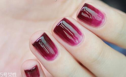 美甲渐变色的做法图解 渐变美甲怎么做教程图片 美甲渐变色的做法图解 渐变美甲怎么做教程图片