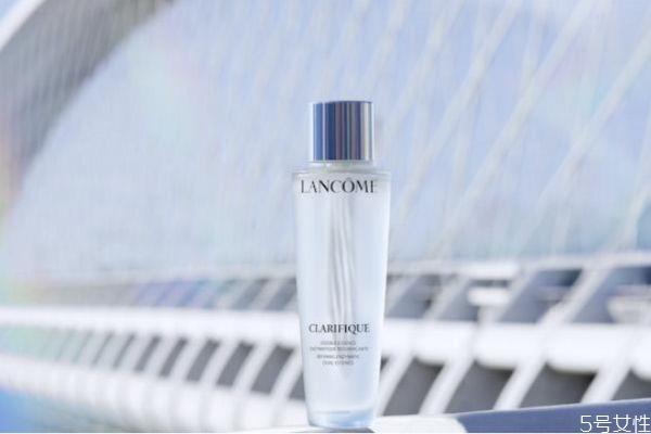 化妆水能柔嫩肌肤吗 化妆水辣眼睛是为什么 化妆水能柔嫩肌肤吗 化妆水辣眼睛是为什么