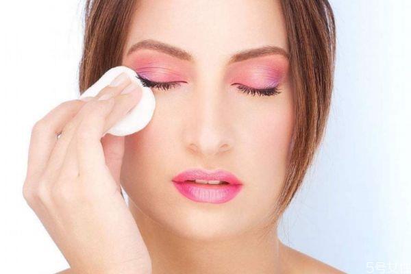 卸眼妆眼睛刺痛是怎么回事 卸妆必备工具有什么 卸眼妆眼睛刺痛是怎么回事 卸妆必备工具有什么