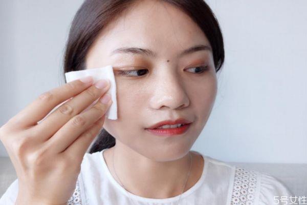 卸眼妆眼睛刺痛是怎么回事 卸妆必备工具有什么 卸眼妆眼睛刺痛是怎么回事 卸妆必备工具有什么