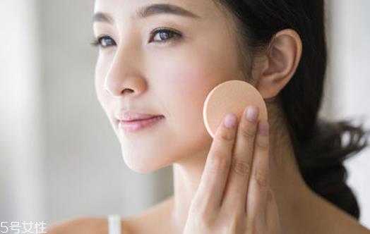 粉饼和散粉的区别 粉饼和散粉的区别用法 粉饼和散粉的区别 粉饼和散粉的区别用法