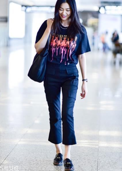 黑色t恤怎么搭配?黑色t恤搭配技巧 黑色t恤怎么搭配?黑色t恤搭配技巧