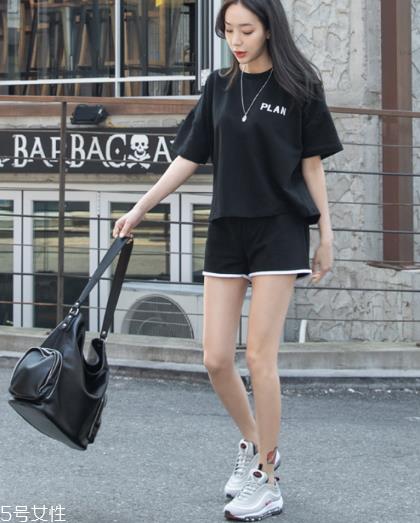 黑色t恤怎么搭配?黑色t恤搭配技巧 黑色t恤怎么搭配?黑色t恤搭配技巧