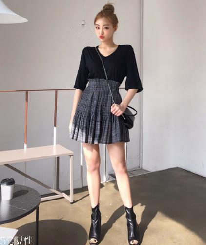 黑色t恤怎么搭配?黑色t恤搭配技巧 黑色t恤怎么搭配?黑色t恤搭配技巧