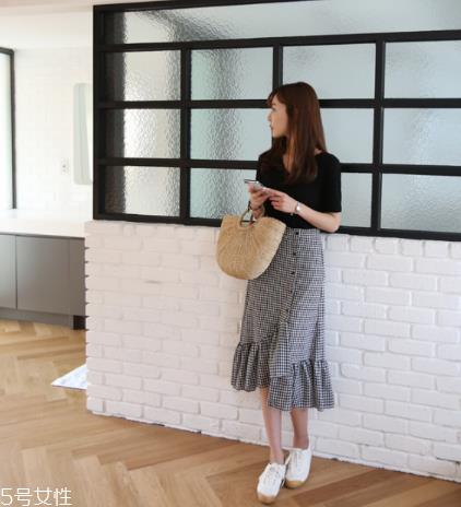 黑色t恤怎么搭配?黑色t恤搭配技巧 黑色t恤怎么搭配?黑色t恤搭配技巧