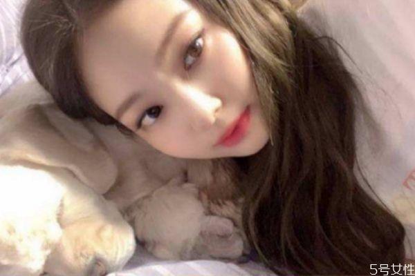 用什么化妆品可以提亮肤色 日常底妆的正确步骤