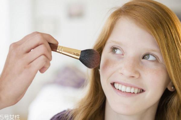 方形脸怎么打腮红 方脸腮红的画法