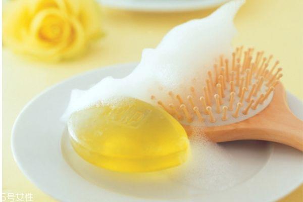 硫磺皂洗头去头皮屑吗 硫磺皂洗头的注意事项 硫磺皂洗头去头皮屑吗 硫磺皂洗头的注意事项