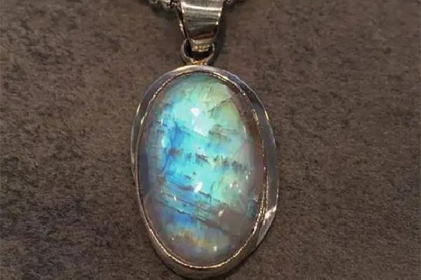 月光石可以送人吗 月光石送喜欢的人会在一起吗 月光石可以送人吗 月光石送喜欢的人会在一起吗