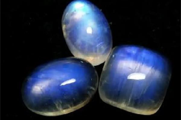 月光石可以送人吗 月光石送喜欢的人会在一起吗 月光石可以送人吗 月光石送喜欢的人会在一起吗