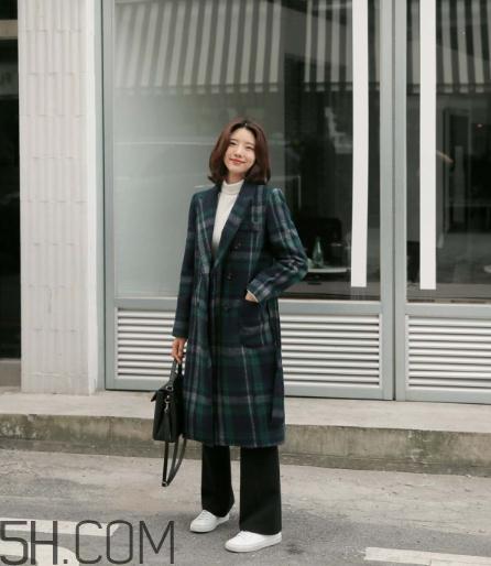 绿色大衣配什么颜色打底衫？绿色大衣里面配什么？