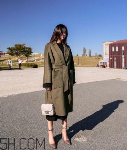 绿色大衣配什么颜色打底衫？绿色大衣里面配什么？