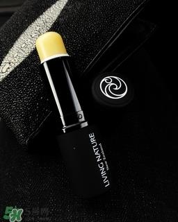 living nature口红和km口红哪个好? living nature口红试色 living nature口红和km口红哪个好? living nature口红试色