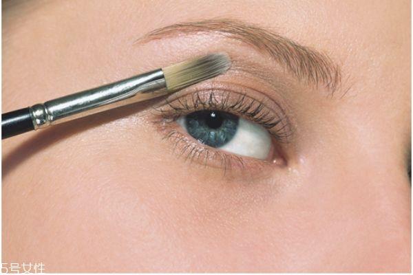 什么牌子的蜜粉好用 使用蜜粉的小技巧 什么牌子的蜜粉好用 使用蜜粉的小技巧