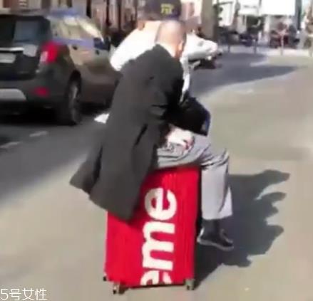 supreme与rimowa日默瓦联名行李箱发售时间_在哪买 supreme与rimowa日默瓦联名行李箱发售时间_在哪买