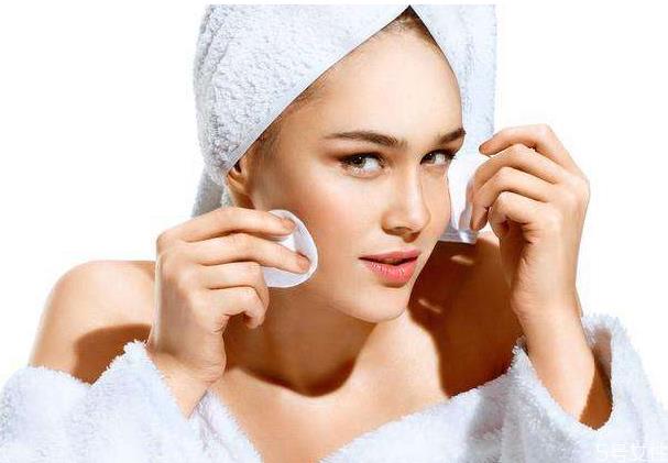 卸妆水进眼睛眼睛会瞎吗 卸妆水进眼睛会有危险吗