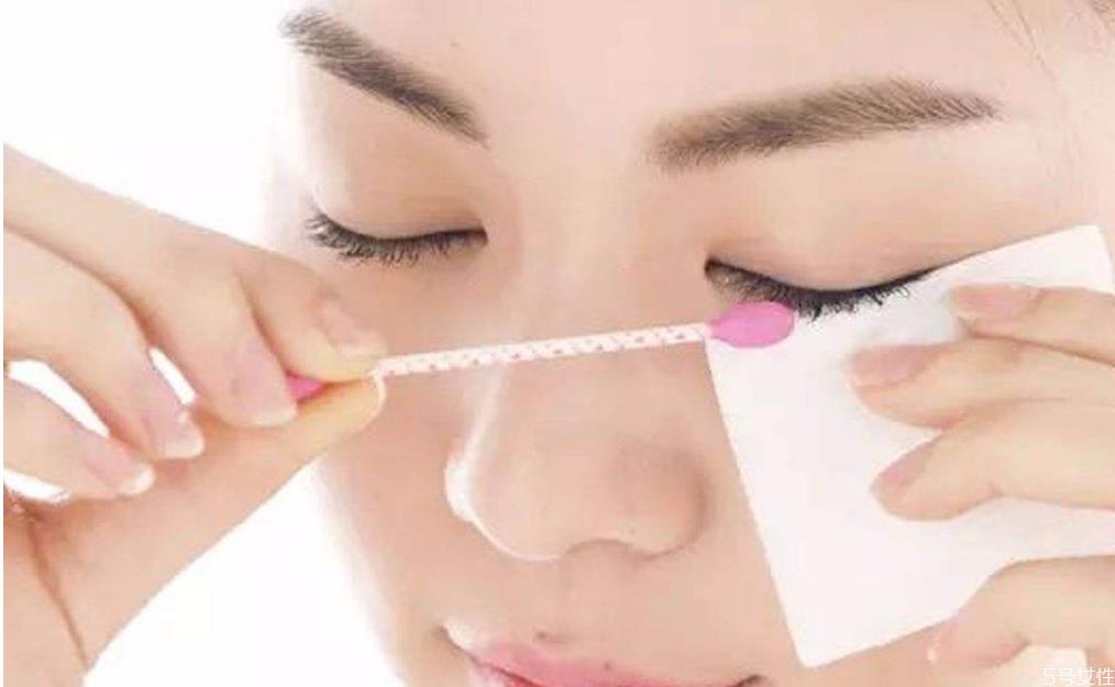 卸妆水进眼睛眼睛会瞎吗 卸妆水进眼睛会有危险吗