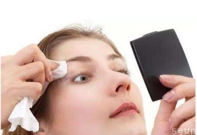 ​卸妆水进眼睛眼睛会瞎吗 卸妆水进眼睛会有危险吗