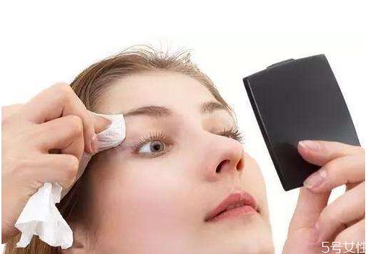 卸妆水进眼睛眼睛会瞎吗 卸妆水进眼睛会有危险吗