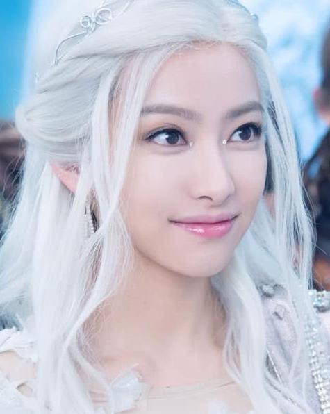 宋茜在剧中放飞自我,被宋威龙按摩腰部,让人看着都紧张