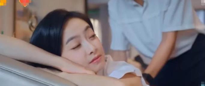 宋茜在剧中放飞自我,被宋威龙按摩腰部,让人看着都紧张