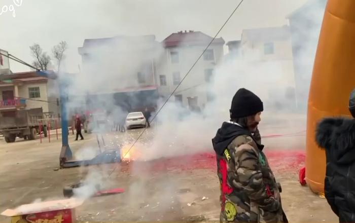 欧阳娜娜回江西老家祭祖,全村放鞭炮迎接,画面太喜庆!