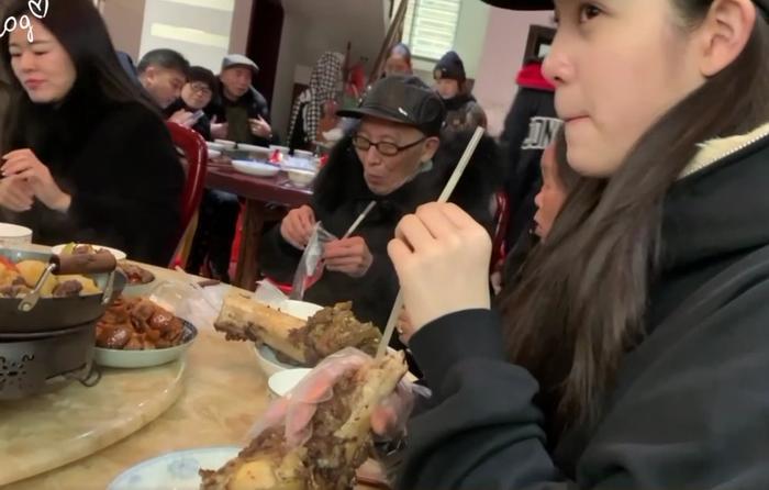 欧阳娜娜回江西老家祭祖,全村放鞭炮迎接,画面太喜庆!