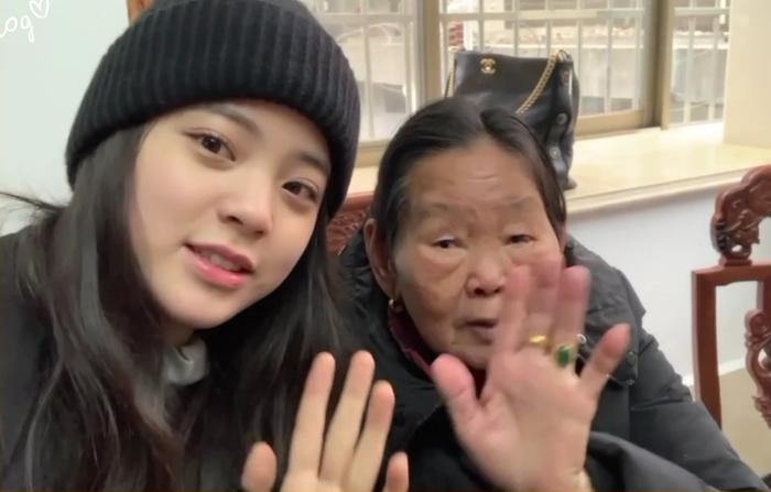 欧阳娜娜回江西老家祭祖,全村放鞭炮迎接,画面太喜庆!